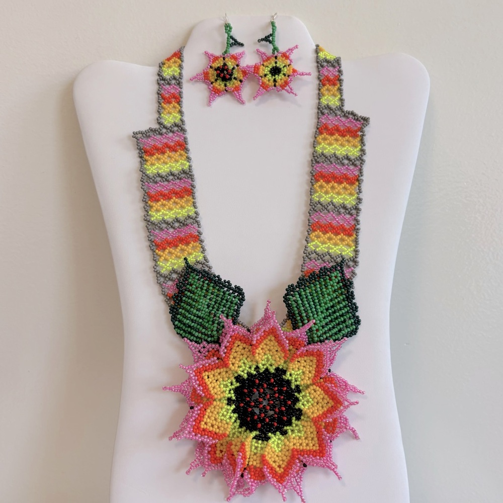 Stunning handmade chakira bead accent flower necklace - earrings